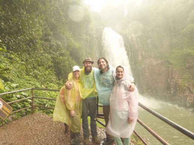 De fantastic 4 bij een regenachtige waterval