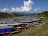 Slowboat haven met uitzicht op Thailand