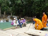 Weer eens iets anders, een monk die een foto maakt van een Chinees...