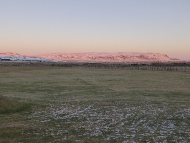 Weerkaatsing zonsondergang op de bergen Hveragerdi
