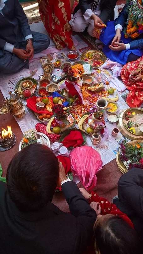 De prachtige chaos van de trouwceremonie
