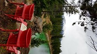 De rode stoelen. Te vinden op de mooiste plekjes van Canada