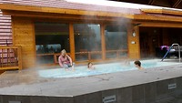 De kids in de hot tub