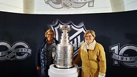 Met de cup v h ijshockey op de foto