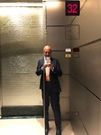 In de lift naar werk, verkleed als heer