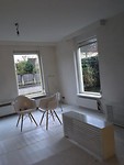 Stoelen staan klaar voor de koffie