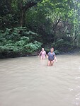 Rivier oversteken naar de waterval