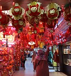 Kota Kinabalu - Moslima winkelt versieringen Chinees nieuwjaar
