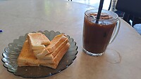 Koffie, toast met cocosnoot jam