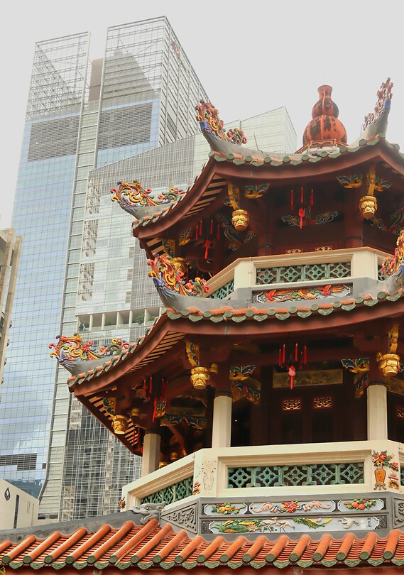 Contrast: tempel en moderne gebouwen