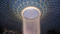 Waterval ín het vliegveld van Singapore