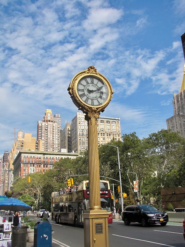 5th Avenue clock