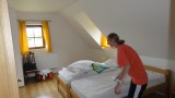 Bed opmaken in het huisje
