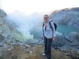 De krater (met zwavelmeer) van de Ijen Vulkaan