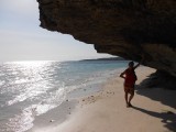 49) Over het strand slenteren