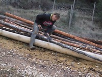 5) Zij schilt ze