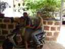 32) Hele familie op de scooter