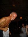 6) Peter heeft het warm van het dansen