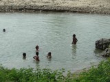 30. Met de kinderen in het water spelen_