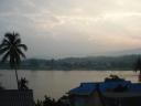 uitzicht vanuit guesthouse in Laos op Thailand