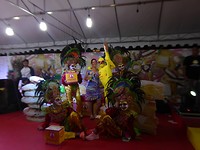 op de foto op Masskara festival