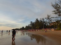 strand net voor zonsondergang bij Tanjung Aru