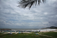 Uitzicht vanaf weg langs zee