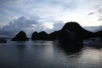 Avondschemer Halong Bay