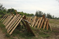 Hout te drogen aan zijweggetje Thanh Nien