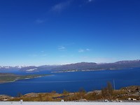 Blauwe fjorden en luchten