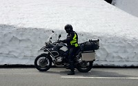 Met motor in de sneeuw