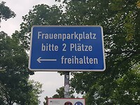 Alsof vrouwen niet kunnen parkeren