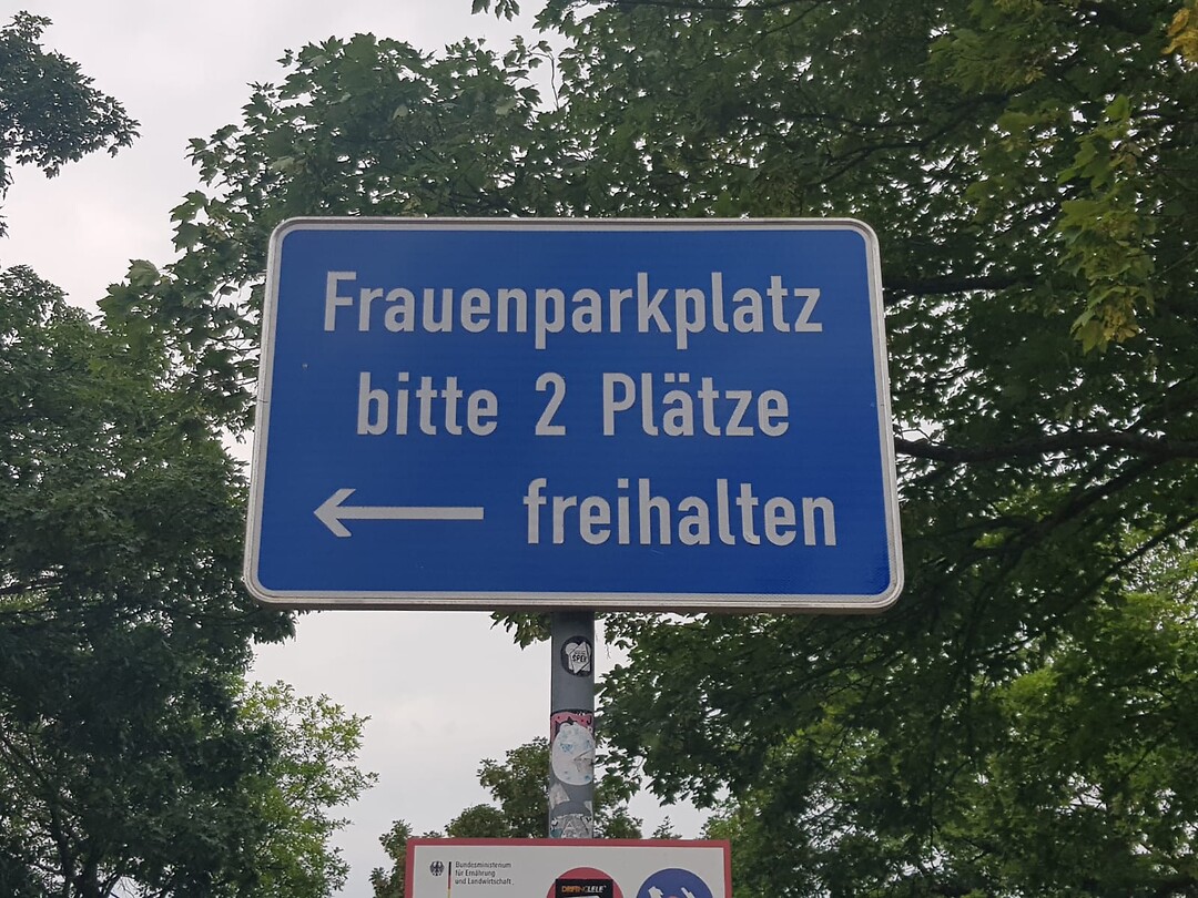Alsof vrouwen niet kunnen parkeren