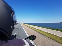 Op de dijk rondom water