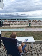 Krantje lezen aan zee