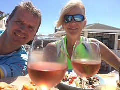 Genieten van lunch aan zee