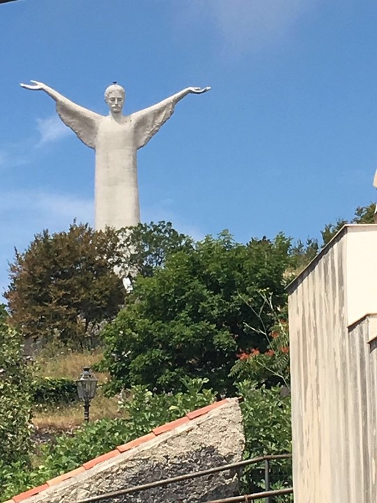 Statue vanaf de weg gezien