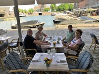 lunch met Rob en Yvonne in het Basin, onze ligplaats in Maastricht
