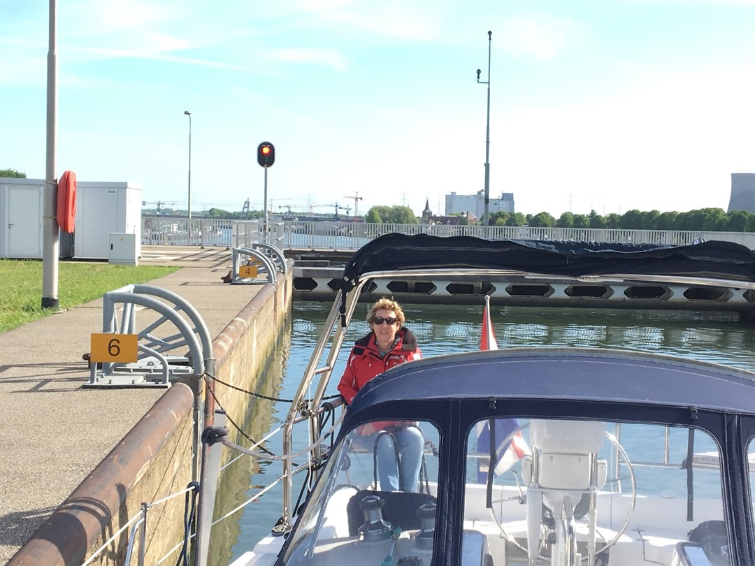 zelfde sluis Maasbracht, maar dannadat het water is gestegen!