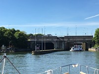 Ook de sluis van Born is ruim 11.00 m diep; in de linker sluis het vrachtschip op hoog waterpeil