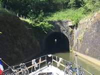 Bij Givet de grens over naar Frankrijk; en direct de eerste tunnel van 565 m lang