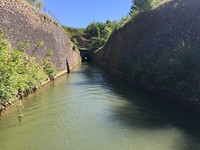 terugkijkend is tunnel en de berg te zien, welke wordt doorsneden bij het kortsluiten van de meander