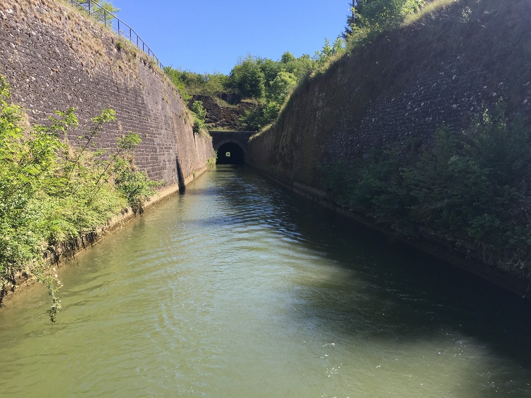 terugkijkend is tunnel en de berg te zien, welke wordt doorsneden bij het kortsluiten van de meander