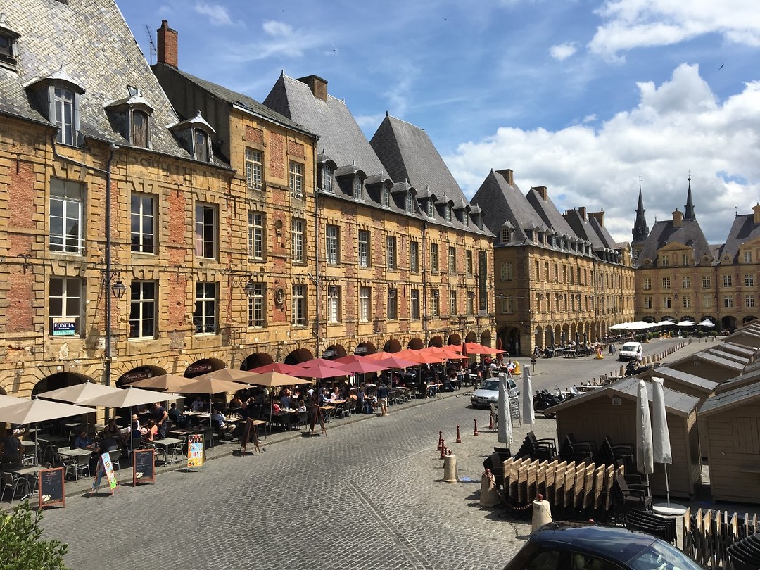 Place Ducale, een van de mooiste pleinen van Europa, maar nu ontsierd door tenten voor bierfestival