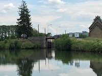 Vanaf de Maas naar de sluis aan het begin van het Canal des Ardennes