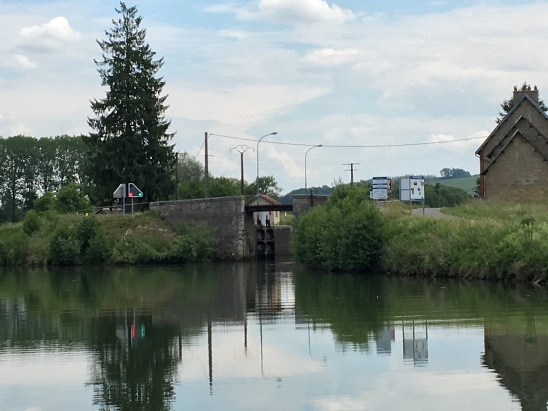 Vanaf de Maas naar de sluis aan het begin van het Canal des Ardennes