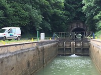 sluis en direct een tunnel in het Canal des Ardennes