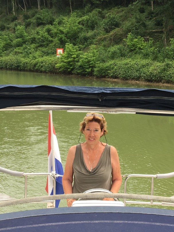 de stuurvrouw bij alle sluizen
