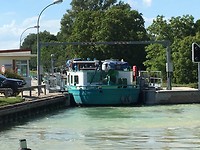vrachtschip past precies in de suis met breedte van 5,05m