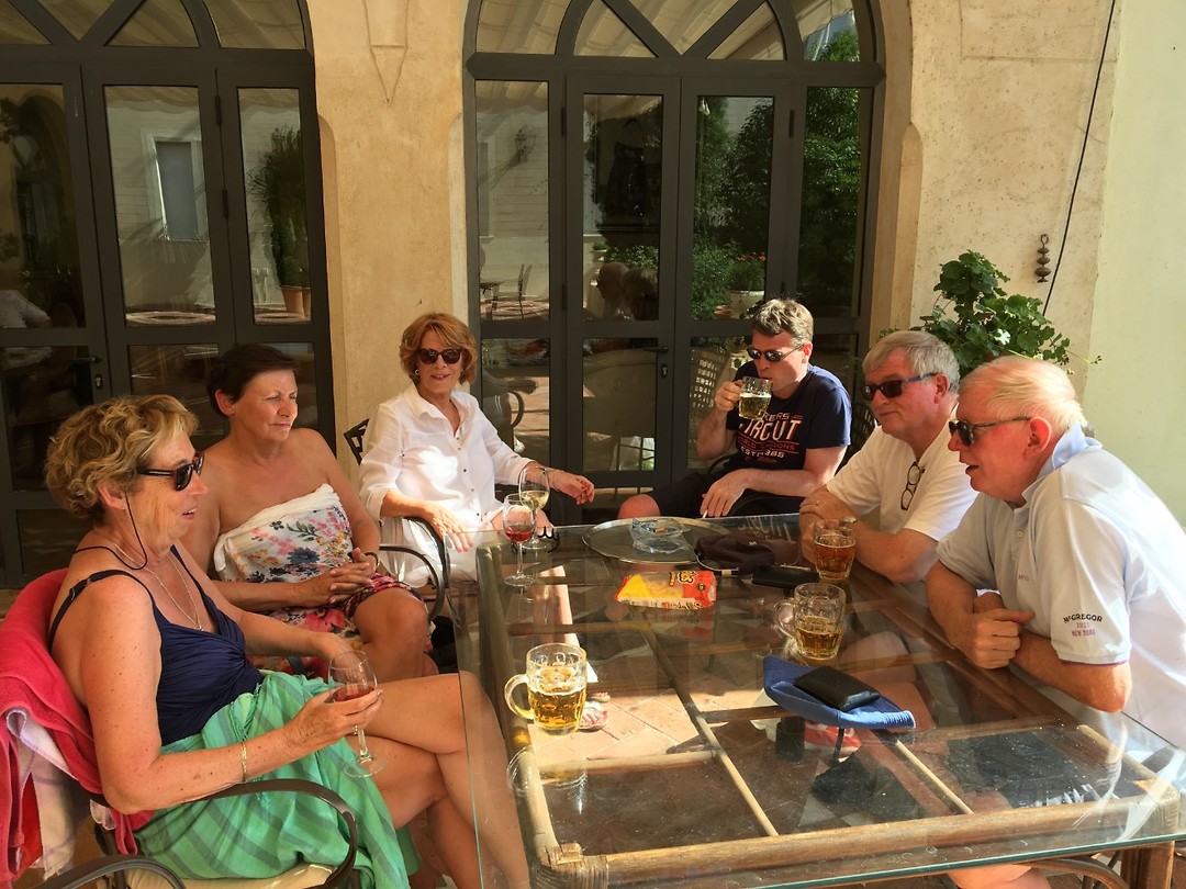 met Kees, Ellen  en Mathijs, Eric en Addie en wij op het terras bij het hotel